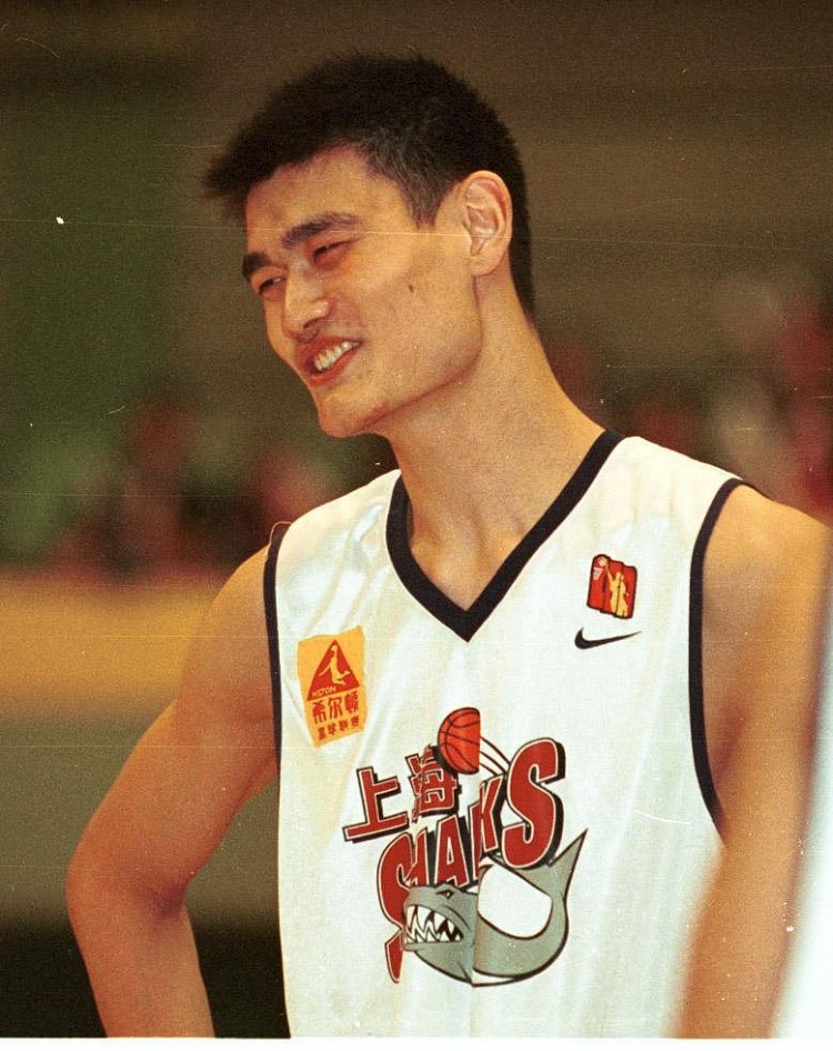 2002年的今天:姚明季后赛砍35分24板大号两双 率领上海击败吉林