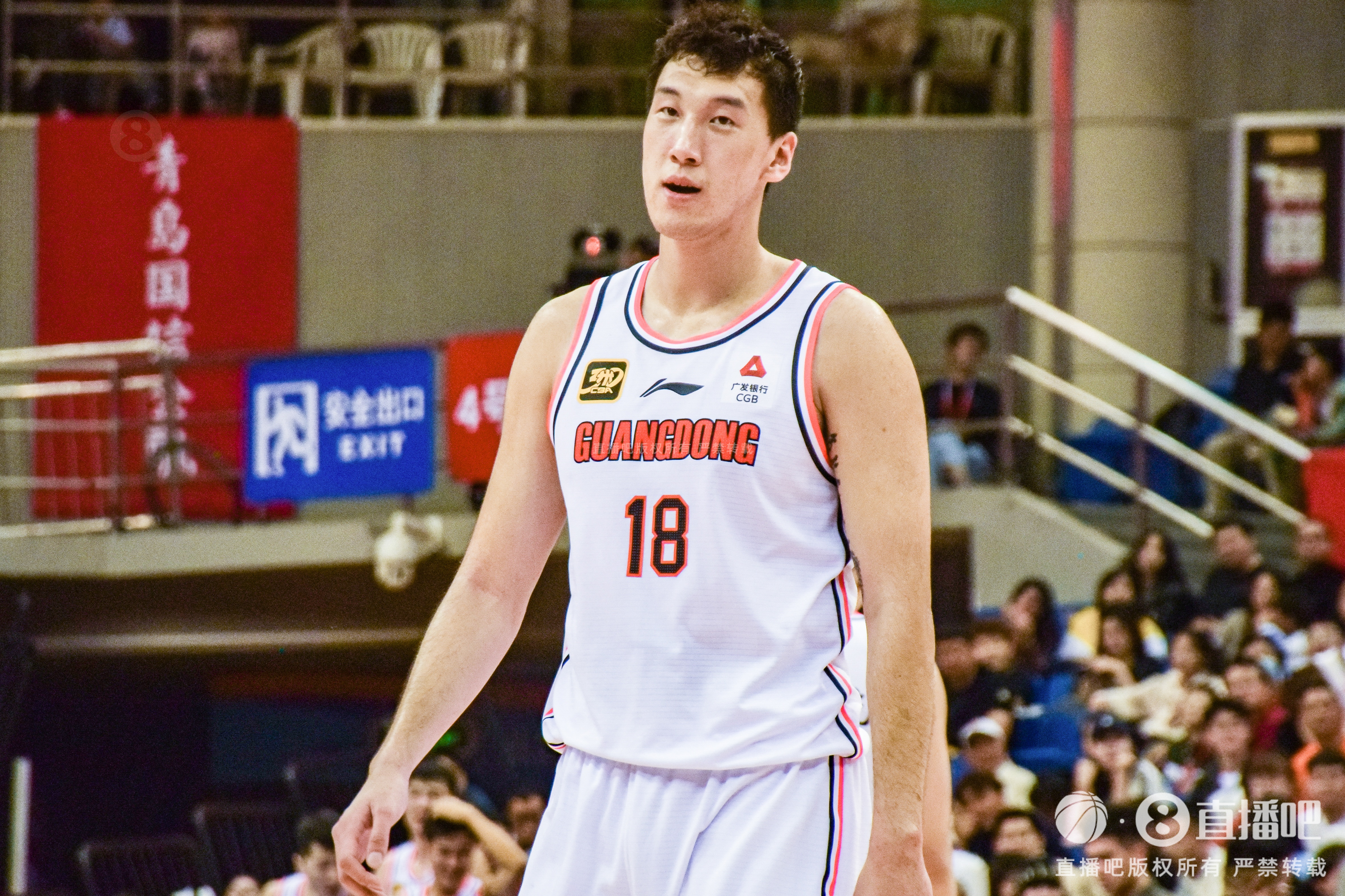 神射手!杜润旺上半场三分5中4得到12分1板1助1断