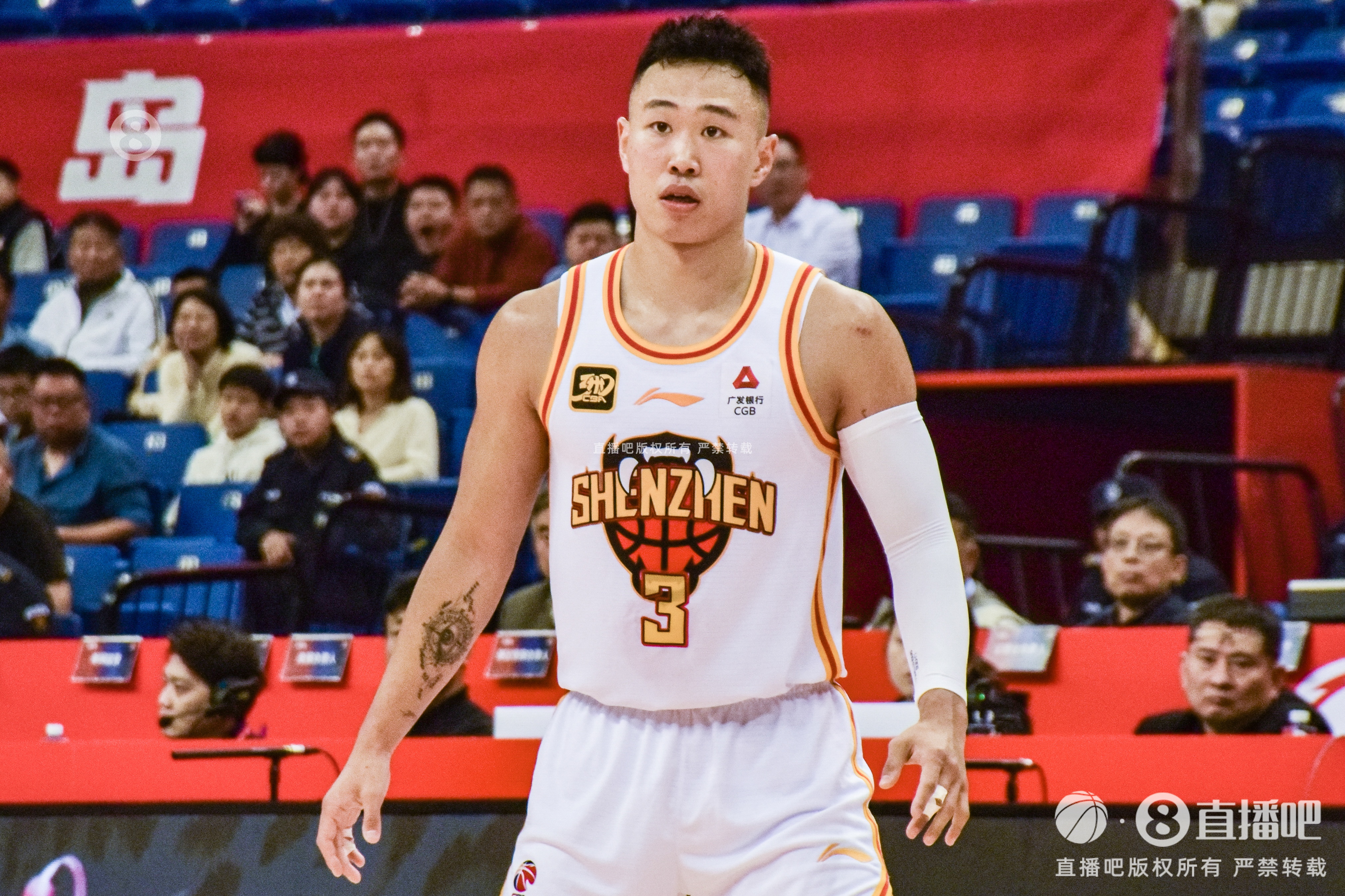 稳定输出!贺希宁上半场9投5中&三分6中3砍下13分3助攻