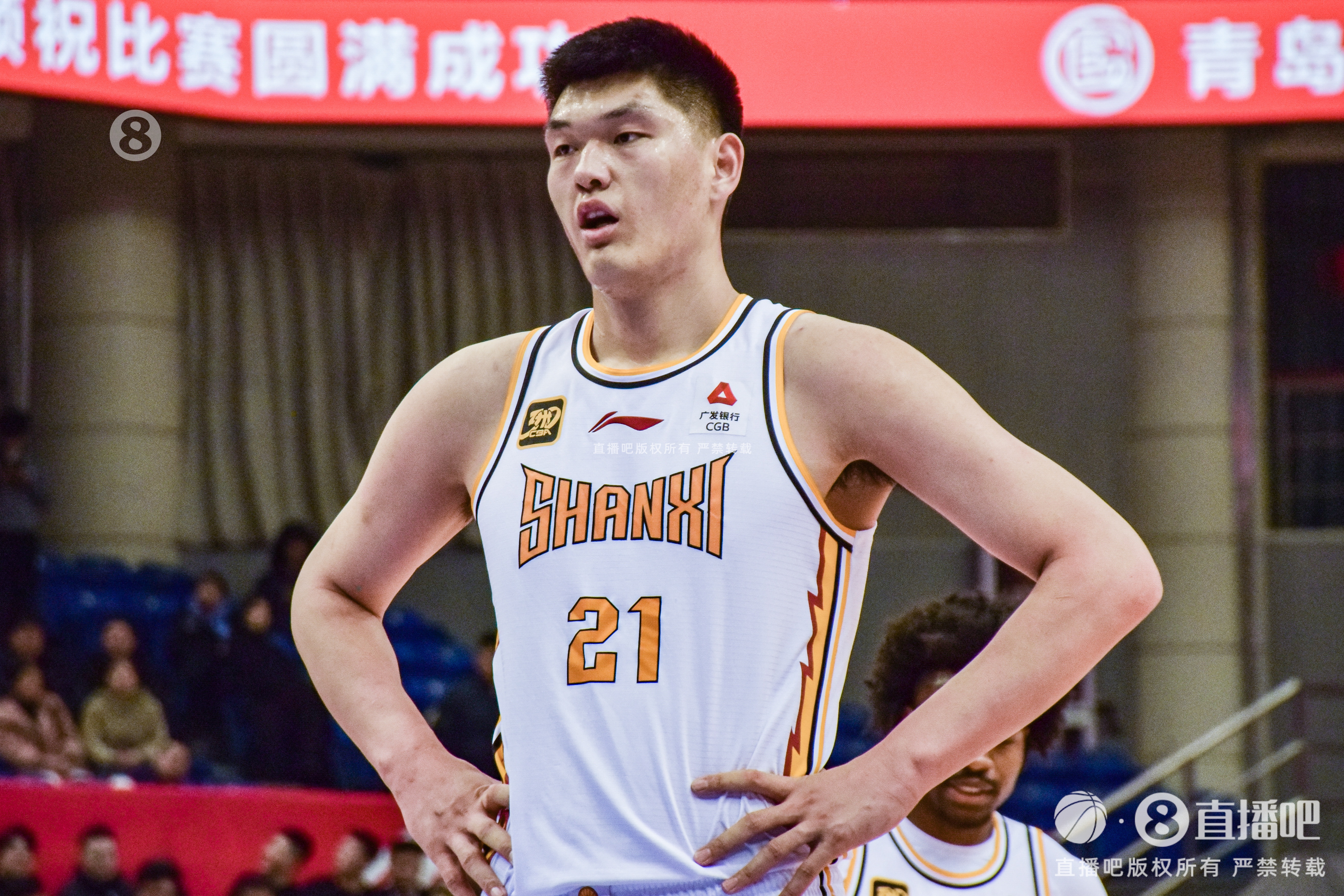 进化了!刘传兴半场7中5&三分3中2 拿下12分3篮板助队建立领先