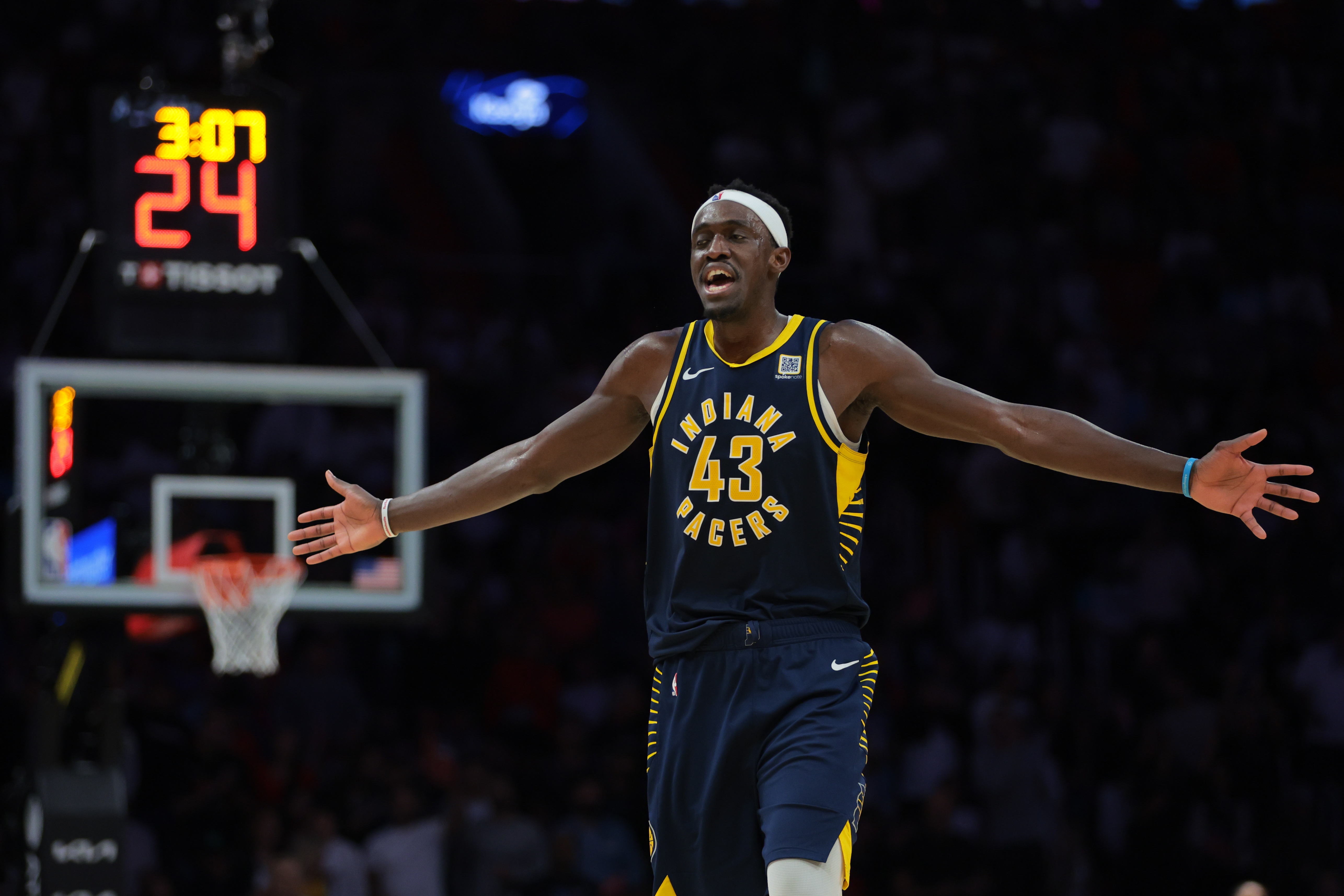 NBA官方:西亚卡姆因和裁判对峙并且说脏话 被罚款25000美元